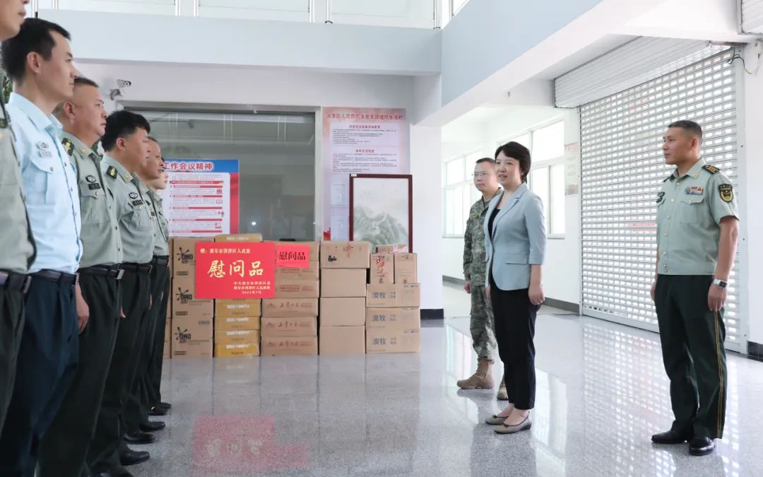 沈曉紅開(kāi)展“八一”走訪慰問(wèn)活動(dòng)